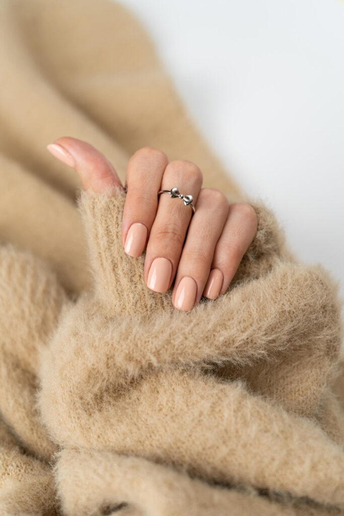 Neutral nails are timeless, but fall gives them a special charm. Think creamy beige, warm taupe, soft caramel, and muted terracotta 